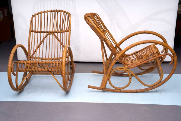 Schaukelsthle aus Rattan & Bambus im Stil von Franco Albini, Italien,  1950er, 2er Set bei Pamono kaufen
