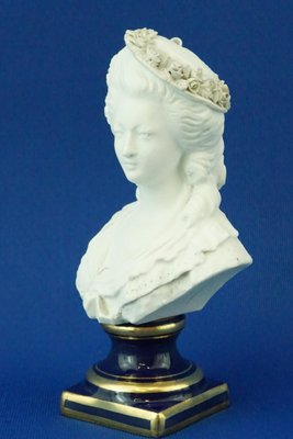 Rokokobüste aus Biskuitporzellan mit Darstellung einer Dame mit Hut von Sevrès, Frankreich, 1770er