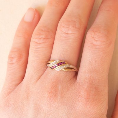 Anello vintage in oro giallo e bianco a carati con rubini e diamanti,  anni '70-'80
