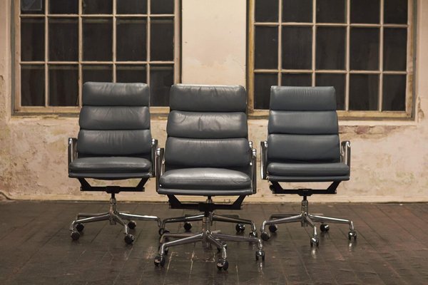 Aluminum Group Soft Pad Chair Model EA437 from Eames for