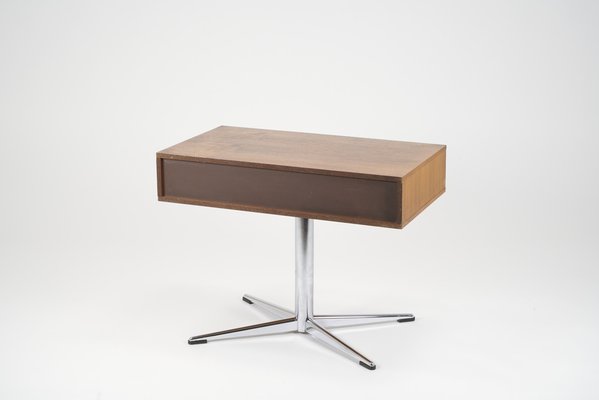 Drehbarer Mid-Century TV Beistelltisch aus Nussholz, 1970er bei Pamono kaufen