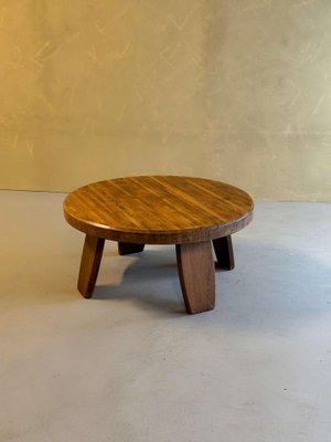 Table basse brutaliste en chêne à trois pieds
