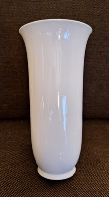 Vintage Blumenvase aus Weiß Glasiertem Porzellan von KPM Berlin, 1980er bei Pamono kaufen