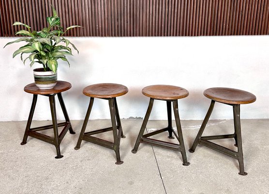 Industrielle Atelier Hocker mit Stahlgestell & Sitzen aus Schichtholz, Deutschland, 1920er, 4 . Set bei Pamono kaufen