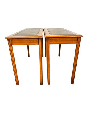 Englische Eibe Tische mit Grnem Leder, 2er Set bei Pamono kaufen