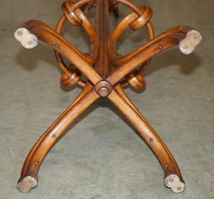 Perchero de pie Thonet giratorio grande de madera curvada de 1900
