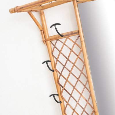 Perchero de recibidor vintage con espejo de caña y metal, años 60