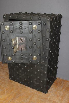 Caja fuerte antigua con clavos, década de 1800