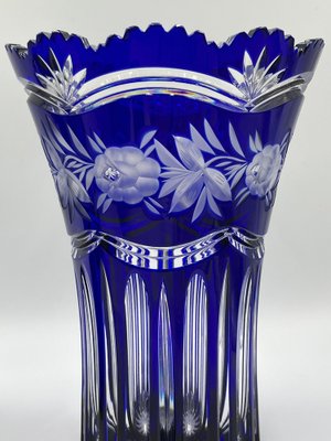Jugendstil Kristallvase in Kobaltblau mit floraler Gravur von Lausitz bei Pamono kaufen