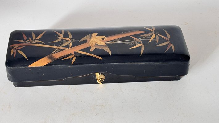 Beau et rare guéridon Napoléon III plateau basculant à décor japonisant d'oiseaux (D. 20,5 cm