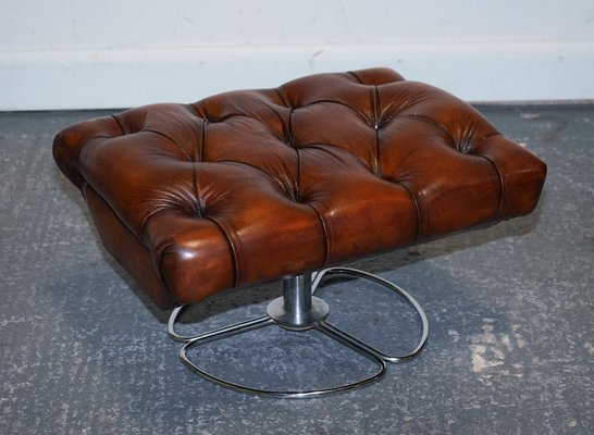 Set aus vollständig handgefärbtem Vintage Sessel aus braunem Leder und Ottomane bei Pamono kaufen