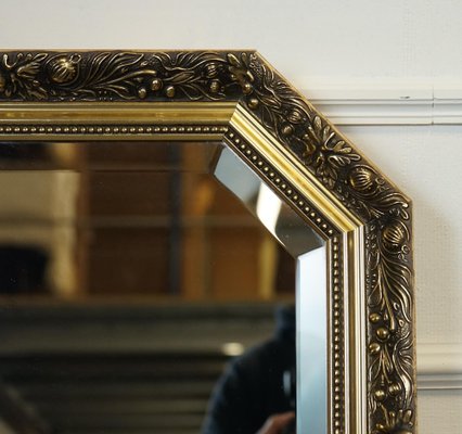 Verzierter Vintage Wandspiegel in Gold mit geschnitzten Details bei Pamono kaufen