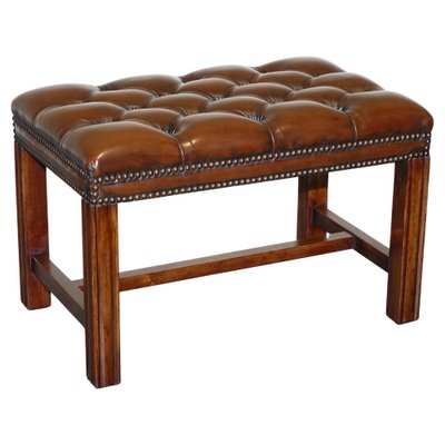 Poggiapiedi Chesterfield In Vera Pelle Marrone Anticato, Fatto A Mano In UK, Con Design Trapuntato E Gambe In Mogano - Lusso Artigianale