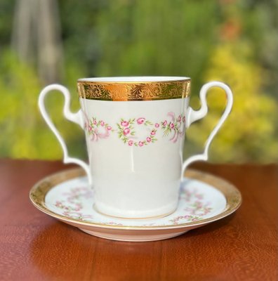 Große Teetasse mit 2 Henkeln The Queen und Untertasse von Limoges Porcelain Factory of Steingut und Emaille La Seynie, 2er Set bei Pamono kaufen