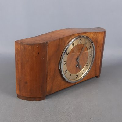 Reloj de mesa mecánico vintage de madera de cuerda con llave, años