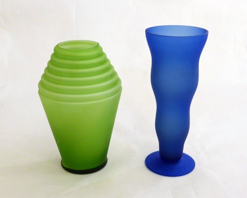 Vasen aus Farbigem Milchglas, 1980er, 2er Set bei Pamono kaufen