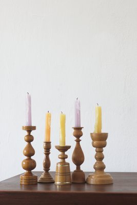 Skandinavische Kerzenhalter aus Holz, 5 . Set