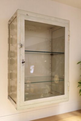 Wandmontierter Medizinschrank aus Blech & Glas, 1940er bei Pamono kaufen
