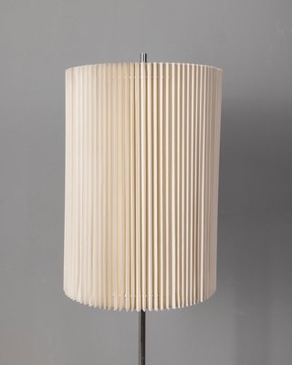 Italienische Vintage Stehlampe aus Metall & Plissee Lampenschirm, 1960er bei Pamono kaufen
