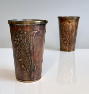 Jugendstil Kupfer Mixed Metall Tassen mit Blumenmotiv Prägung, Frankreich, 1920er, 2er Set bei Pamono kaufen