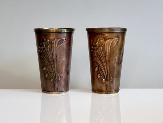 Jugendstil Kupfer Mixed Metall Tassen mit Blumenmotiv Prägung, Frankreich, 1920er, 2er Set bei Pamono kaufen