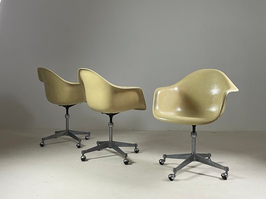 Fiberglass Armchair by Charles Eames for Herman Miller, 1960s for