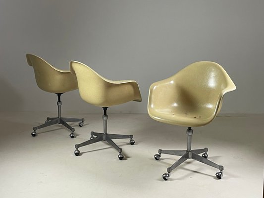 Fiberglass Armchair by Charles Eames for Herman Miller, 1960s for