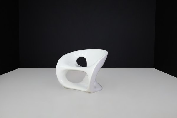 Hara Sculptural Outdoor Chair in White Lacquered Fiberglass by 