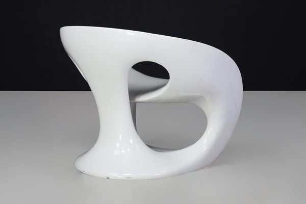 Sedia da esterno Hara scultorea in fibra di vetro laccata bianca