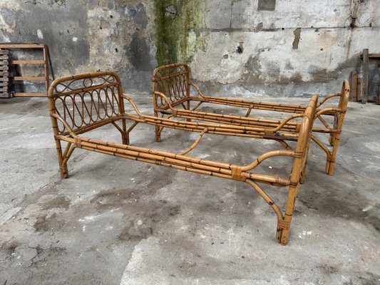 Moderne italienische Mid-Century Tagesliege aus Rattan & Bambus mit  Lattenrost aus Holz, 1960er, 2er Set bei Pamono kaufen