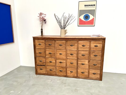 Vintage Kiefernholz Schrank mit 24 Schubladen, 1950er bei Pamono kaufen