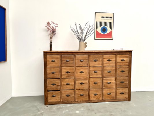 Vintage Kiefernholz Schrank mit 24 Schubladen, 1950er bei Pamono kaufen