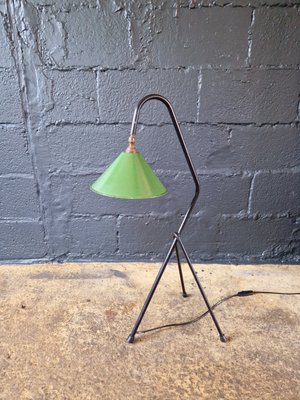 Dreibeinige industrielle Lampe aus schwarz lackiertem Metall und grün emailliertem Metallblech, 1950er bei Pamono kaufen
