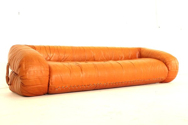 Divano anfibio in pelle di Alessandro Becchi per Giovannetti
