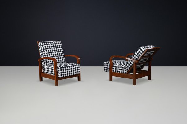 Tschechische Art Deco Lehnstühle aus Nussholz mit Hahnentritt-Bezug, 1930er, 2er Set bei Pamono kaufen