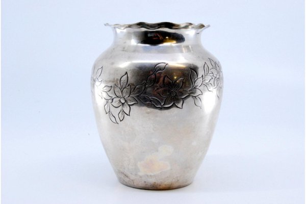Silberne Vase mit gravierten Blumenmotiven und gewelltem Rand bei Pamono kaufen