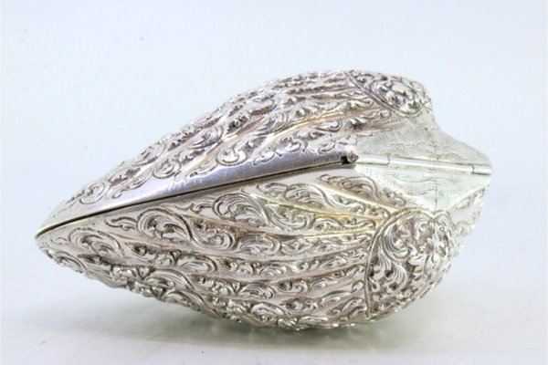 Conchiglia in argento a forma di conchiglia con rilievi e coperchio a doppia cerniera in vendita su