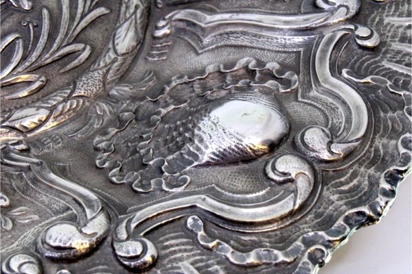 Silbernes Tablett mit portugiesischem Wappenrelief und floralen Motiven bei Pamono kaufen