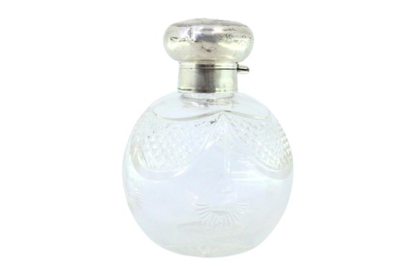 Flasche aus geschliffenem Glas mit silbernem Deckel mit Reliefs bei Pamono kaufen