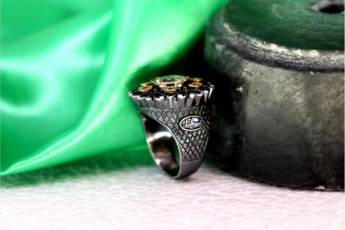 Anello in oro e argento ossidato e tagliato