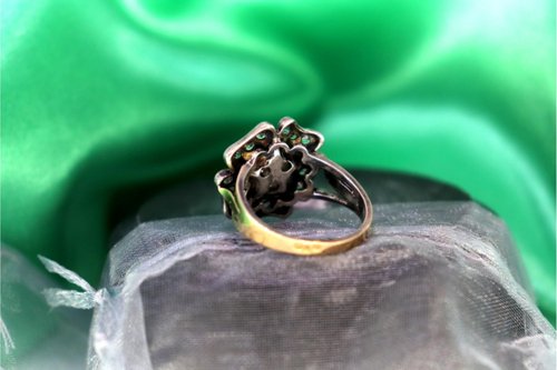 Anello in oro e argento con zirconi a forma di fiore in vendita su