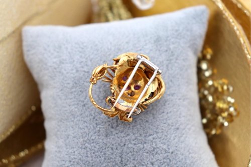 Lion Shaped Gold Brooch for sale at Pamono