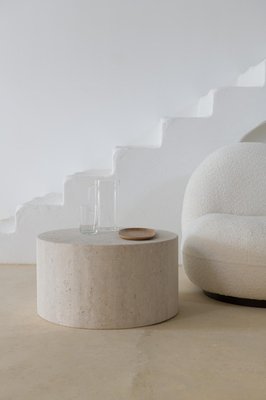 Runder dekorativer Cube 80 Couchtisch aus Travertin in Gedecktem Beige von Beije Avenue bei Pamono kaufen