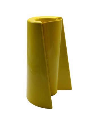 Vaso Pago Pago giallo di Enzo Mari per Officine Alessi, Italia
