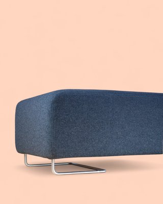 Poggiapiedi Lowland minimalista con base in acciaio di Patricia