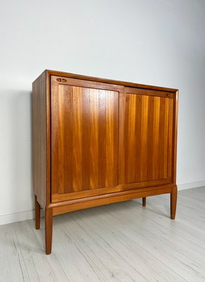 Minimalistischer Mid-Century Teak Schrank von HW Klein für Bramin, Dänemark, 1960er bei Pamono kaufen