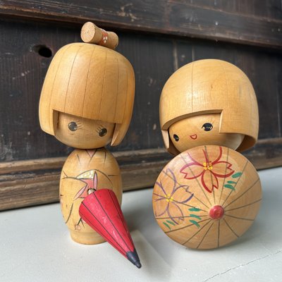 Bambole Kokeshi vintage con ombrellone, Giappone, anni '60, set di