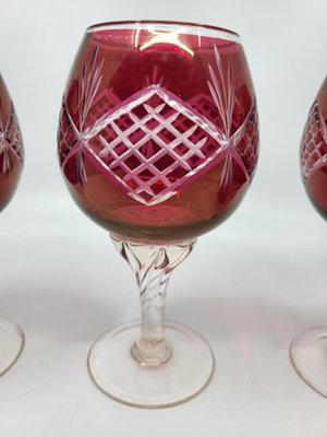 Rote Kristallgläser im Römer Stil von Saint Louis, Frankreich, 1940er, 4er Set bei Pamono kaufen