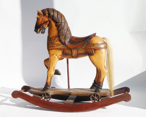 Cavallo a dondolo antico in legno dipinto a mano con occhi in