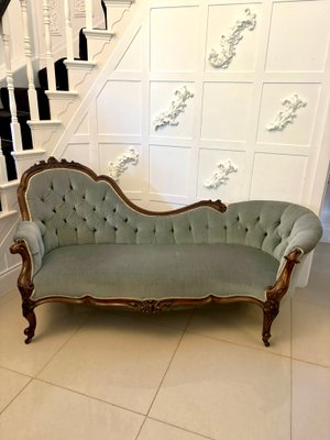Antique Victorian Carved Walnut Chaise Lounge, 1850 for sale at Pamono